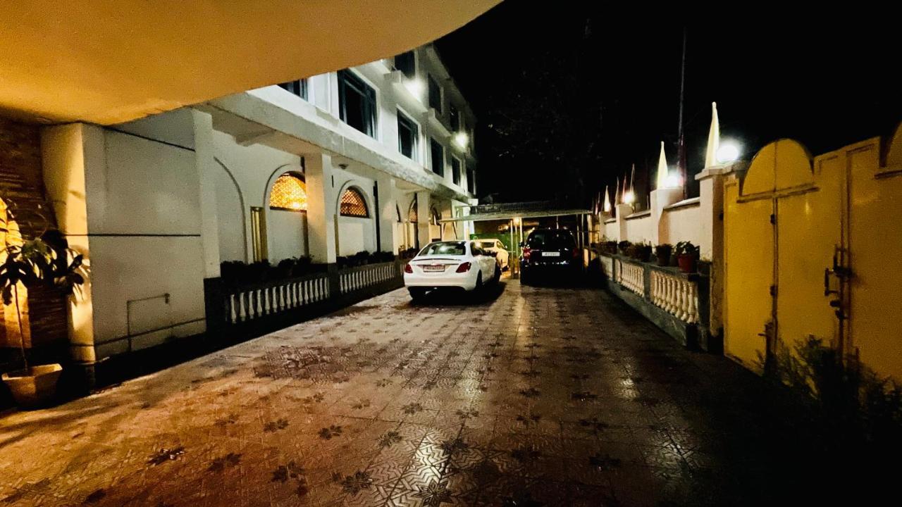 Hotel International Srinagar 외부 사진